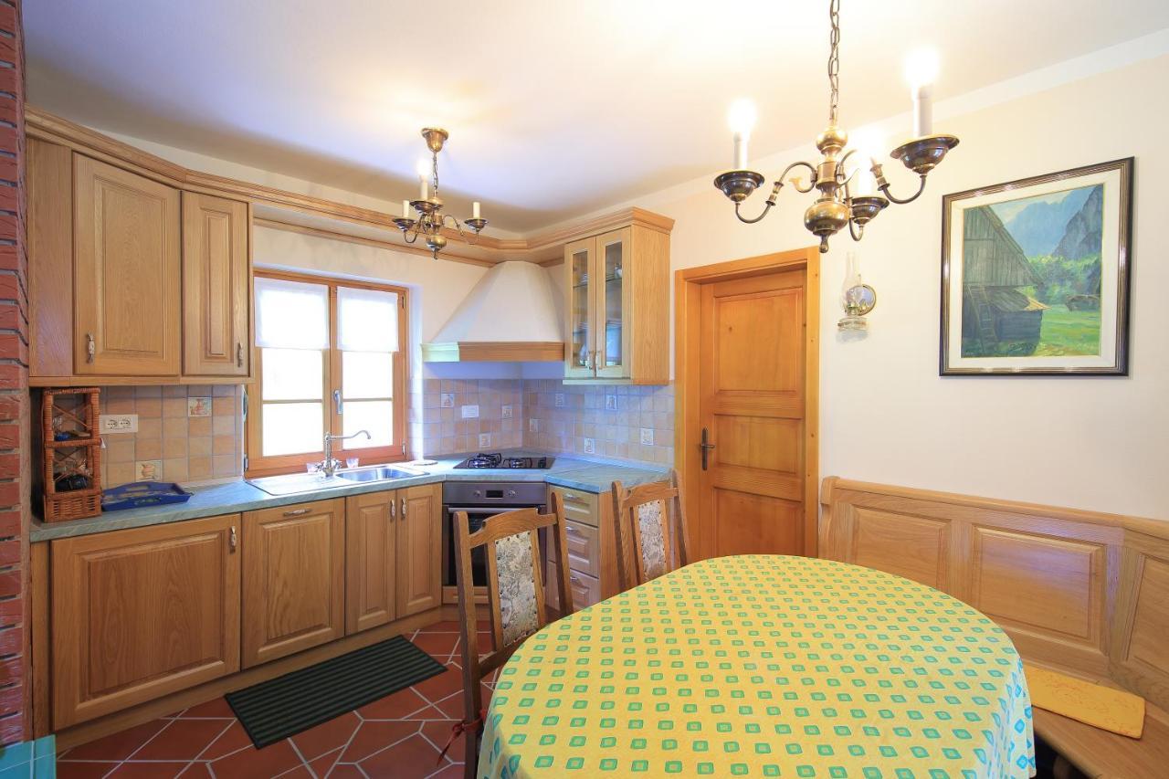 Zadnjica House *